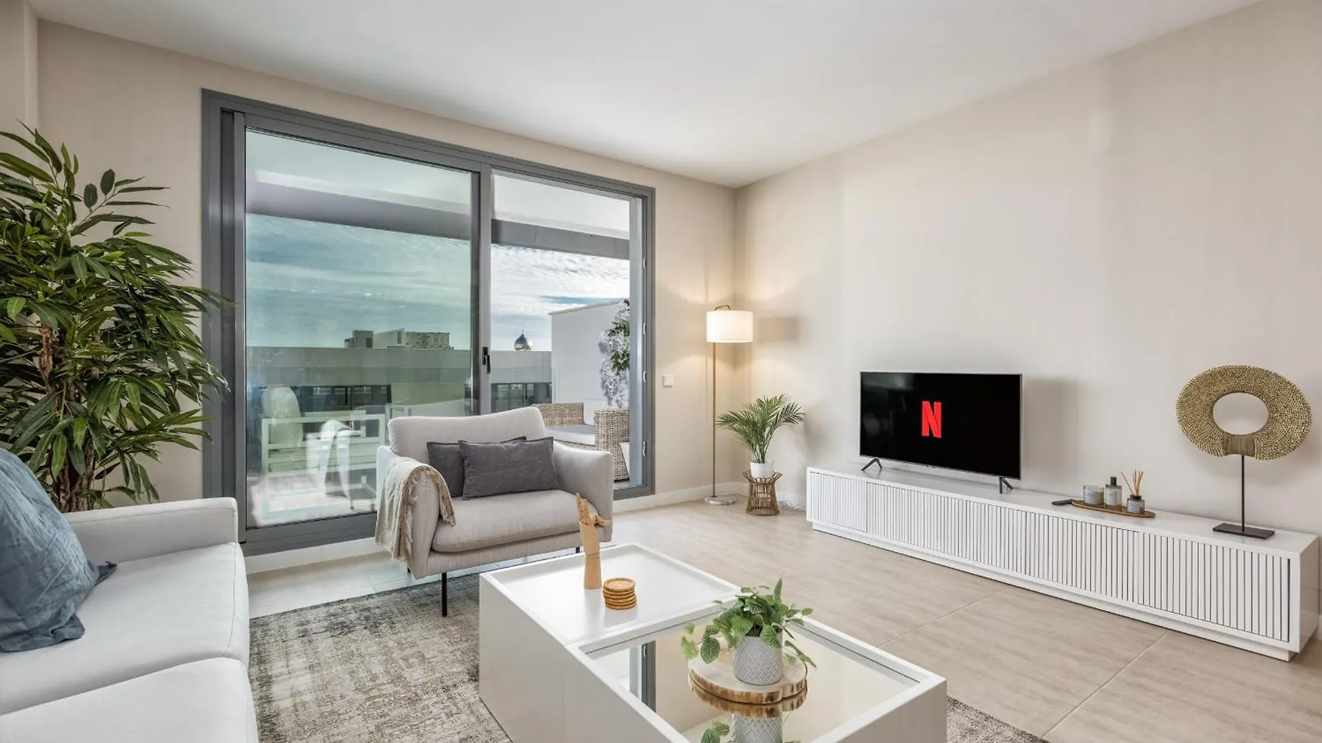Vivi Homes - Sol Garden Pool, Terrace & Golf Estepona Apartment